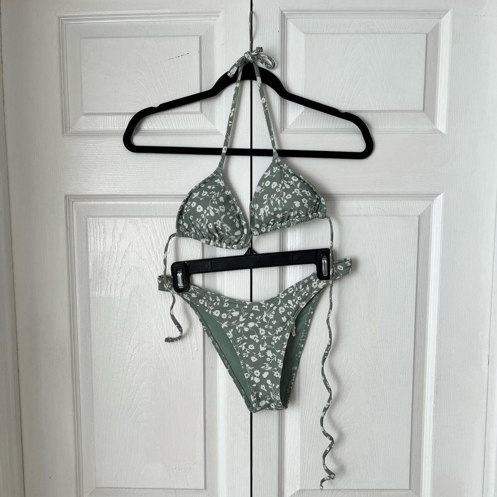 NWOT Abercrombie Triangle String Bikini Set in Floral Sage Green